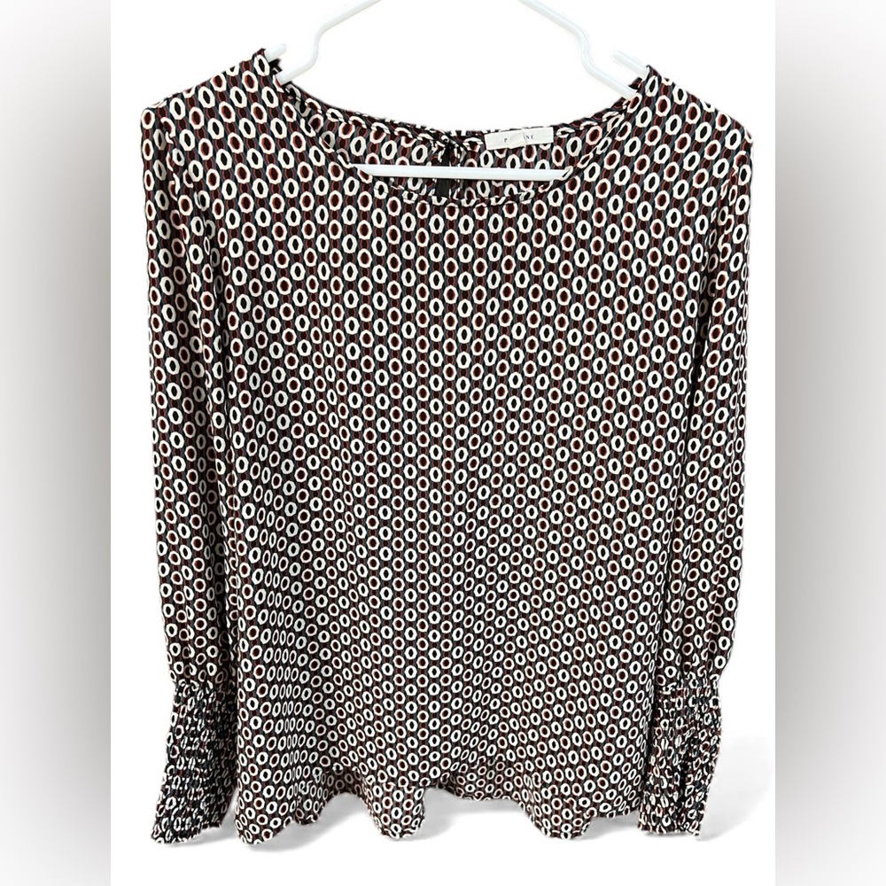 Pleione Black & White Geometric Dot Print Blouse W/Smocked Sleeves! Size Medium.